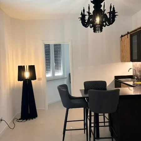 Apartment Red House Valeggio App 2 *